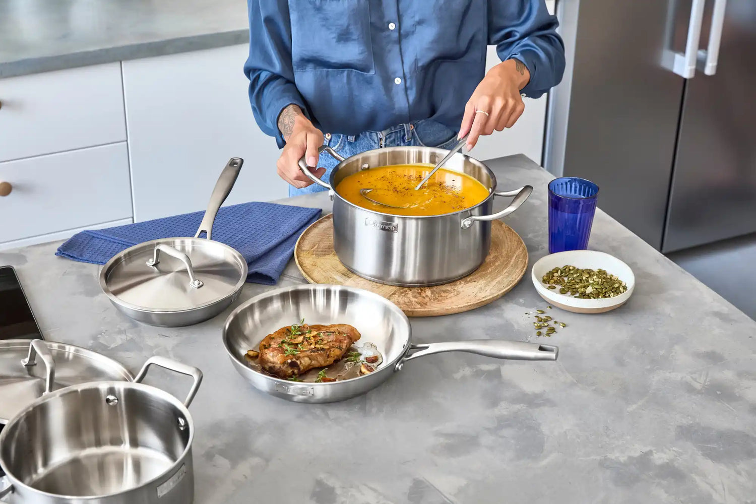 Sada nerezového nádobí při použití.