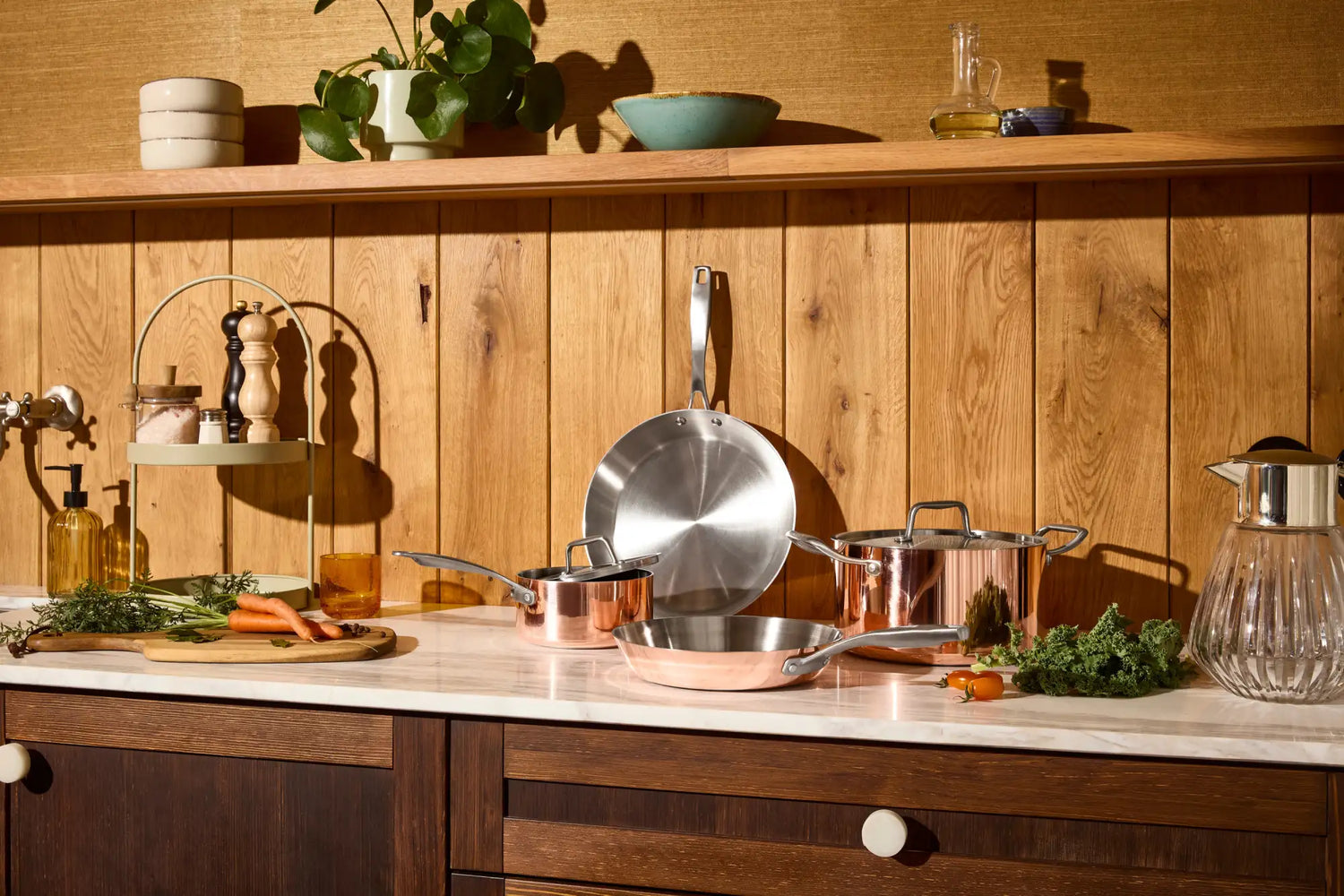 Sada nádobí z mědi a nerezové oceli s moderním designem.