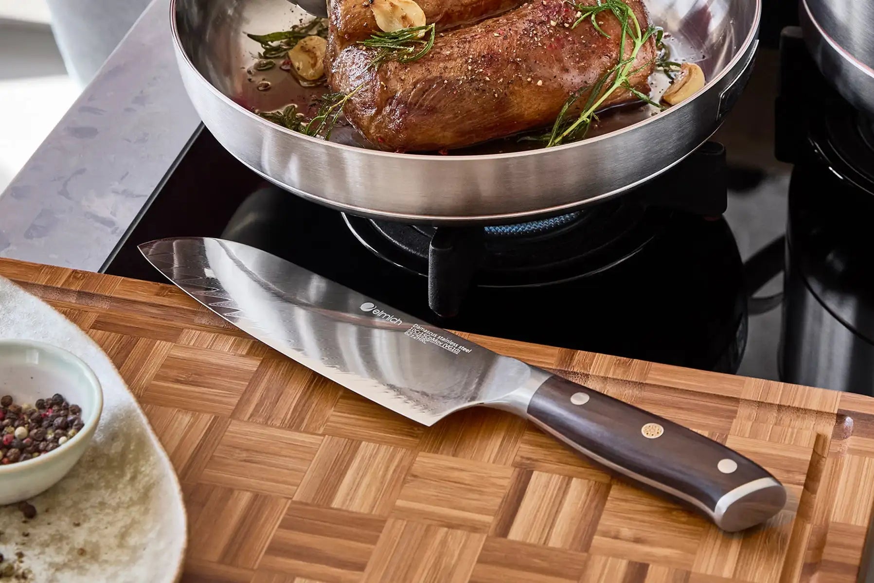 Elegantní kuchyňský nůž z nerezové oceli s tmavě hnědým dřevěným násadím a stříbrným křižovátkem spočívá na dřevěné prkenní desce.