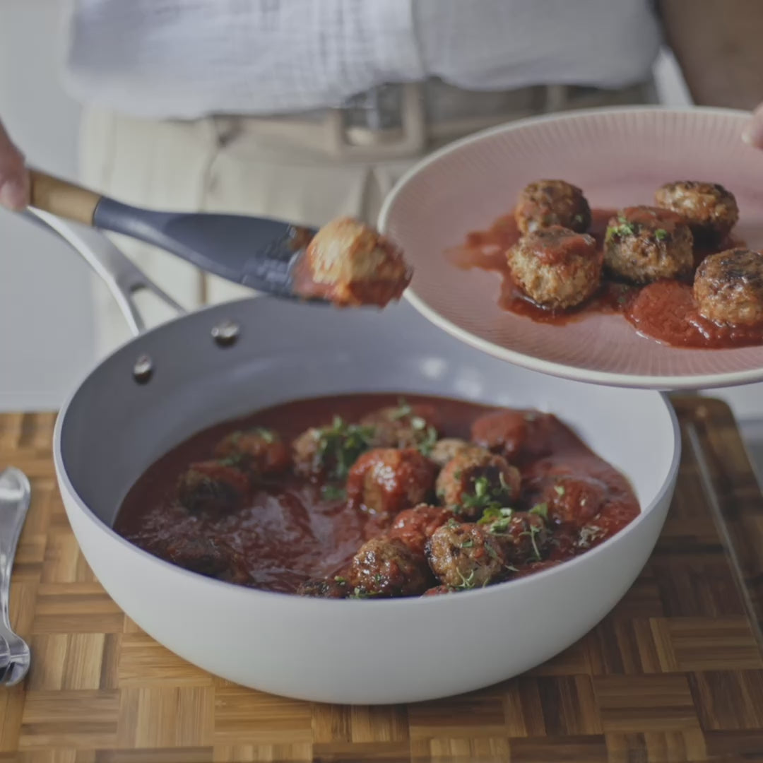 Načítať video: Wok panvica Vital s nepriľnavým keramickým povrchom Ø 26 cm - krémovo biela
