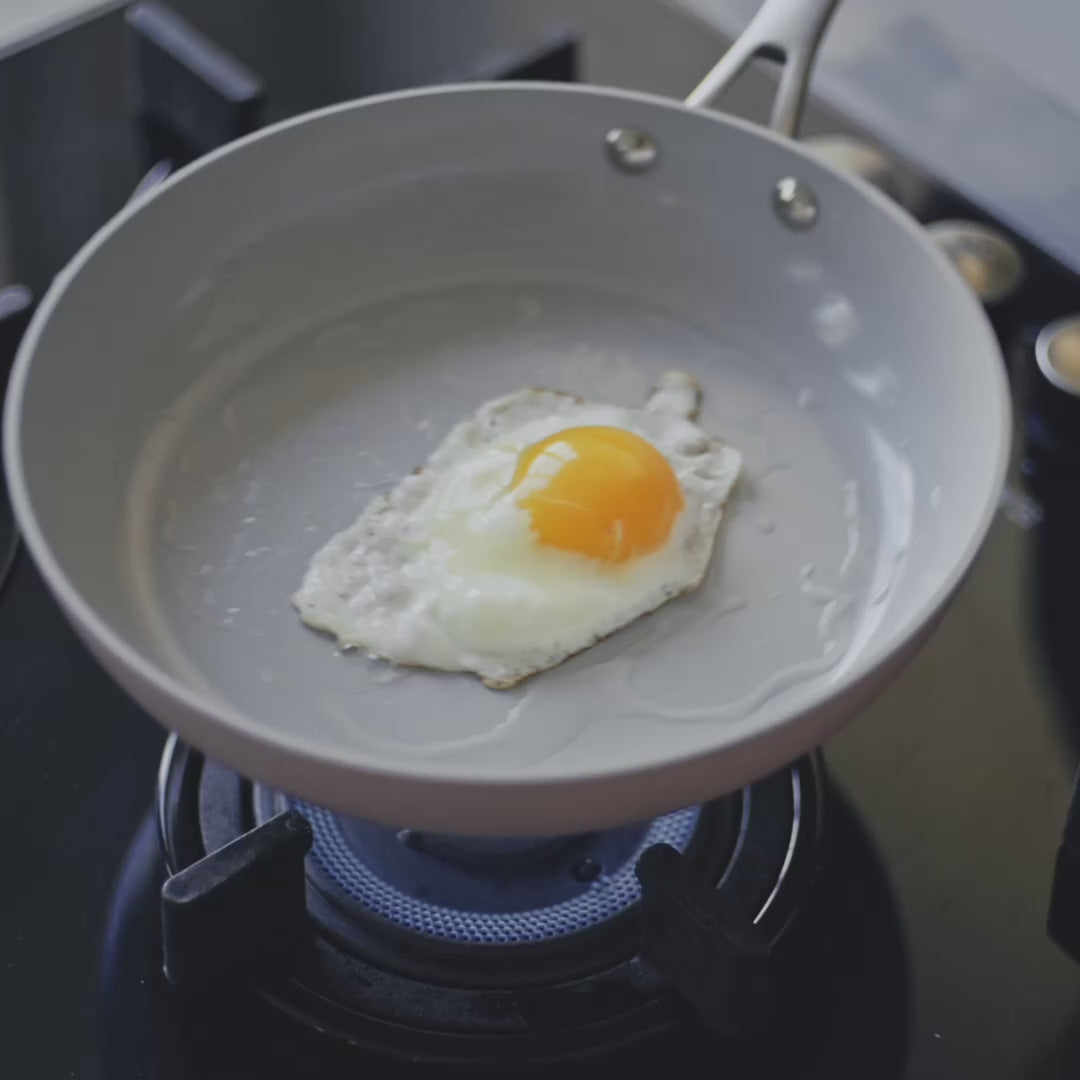 Načítať video: Nepriľnavá panvica Vital s keramickým povrchom Ø 28 cm - krémovo biela