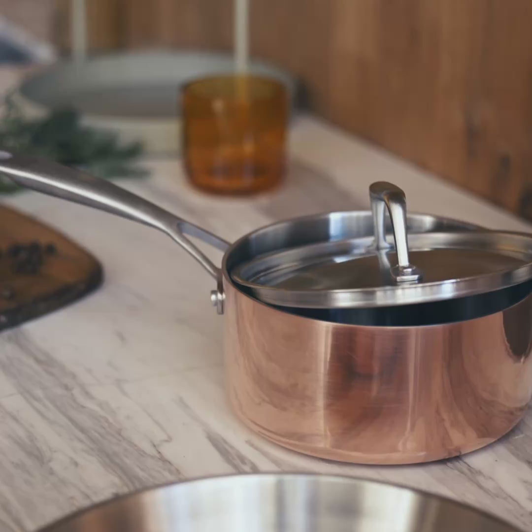 Načítať video: Medená rajnica Tria Copper v kombinácii s trojvrstvovou nerezovou oceľou Ø 16 cm (1.5 L)