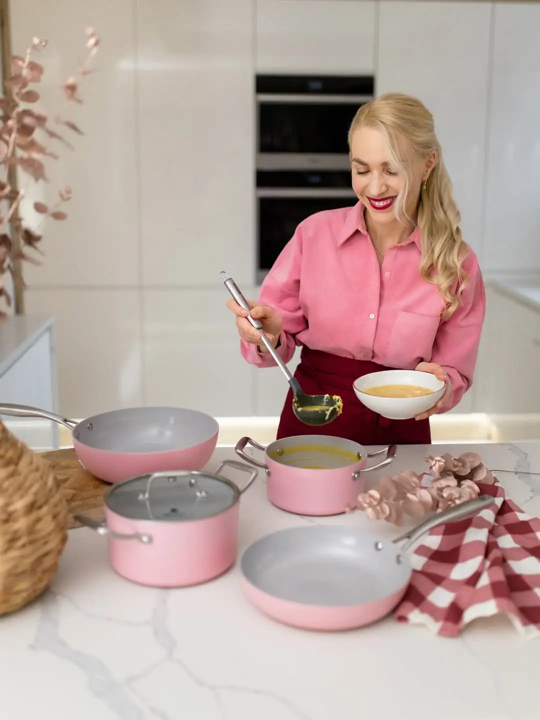 Růžová nepřilnavá sada na vaření s stříbrnými rukojetmi a víky